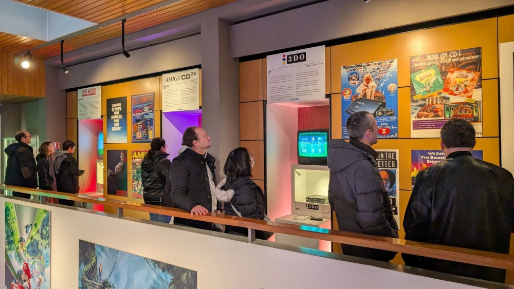 Les visiteurs jouent aux machines et consultent les panneaux et publicités.